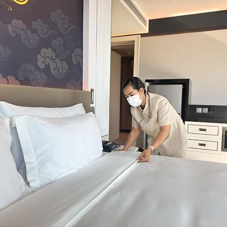 Hotel Grande Centre Point Surawong Bangkok Esterno foto A housekeeper making a bed at a hotel