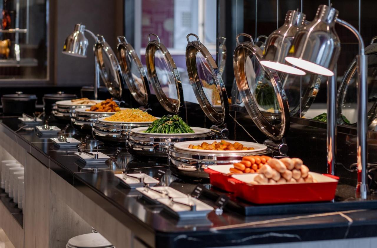 Hotel Grande Centre Point Surawong Bangkok Esterno foto A buffet at a hotel