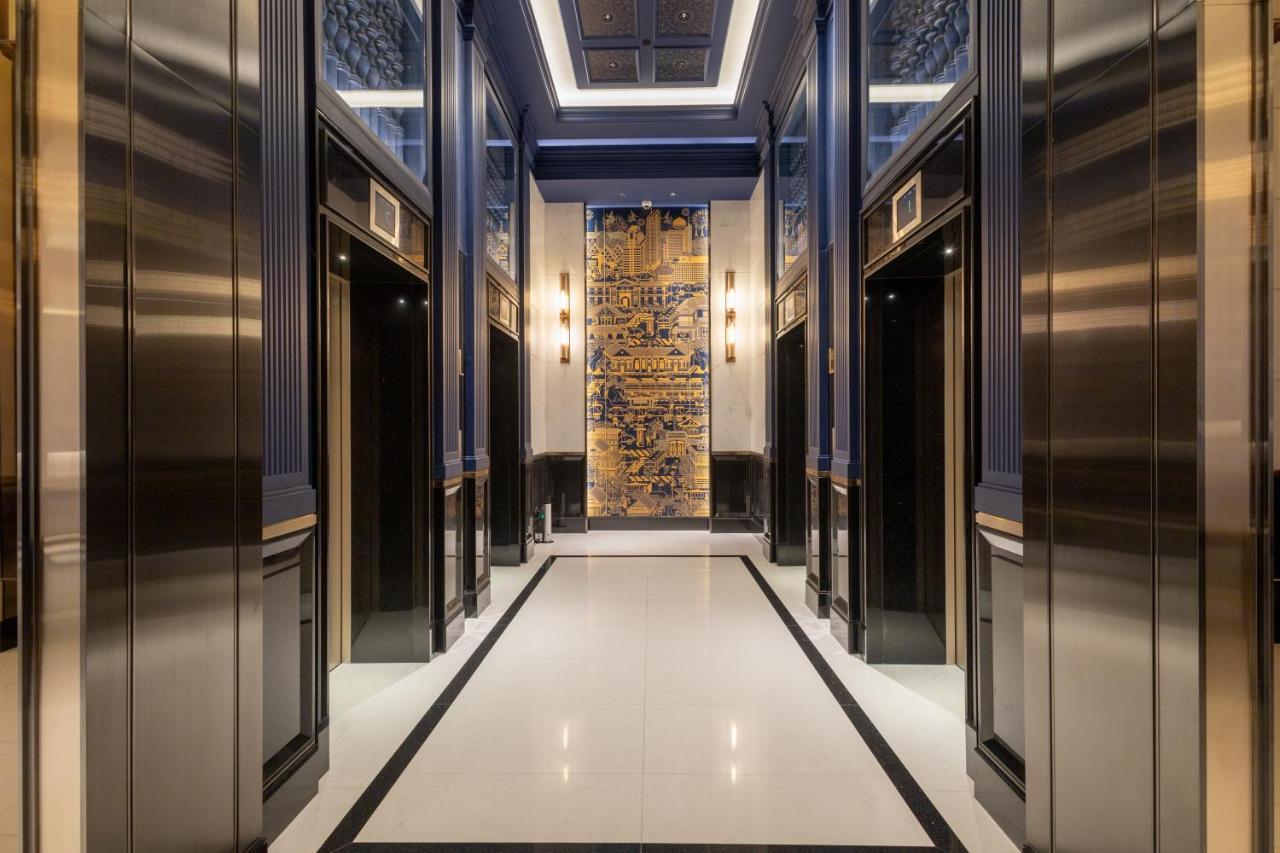 Hotel Grande Centre Point Surawong Bangkok Esterno foto The elevator lobby