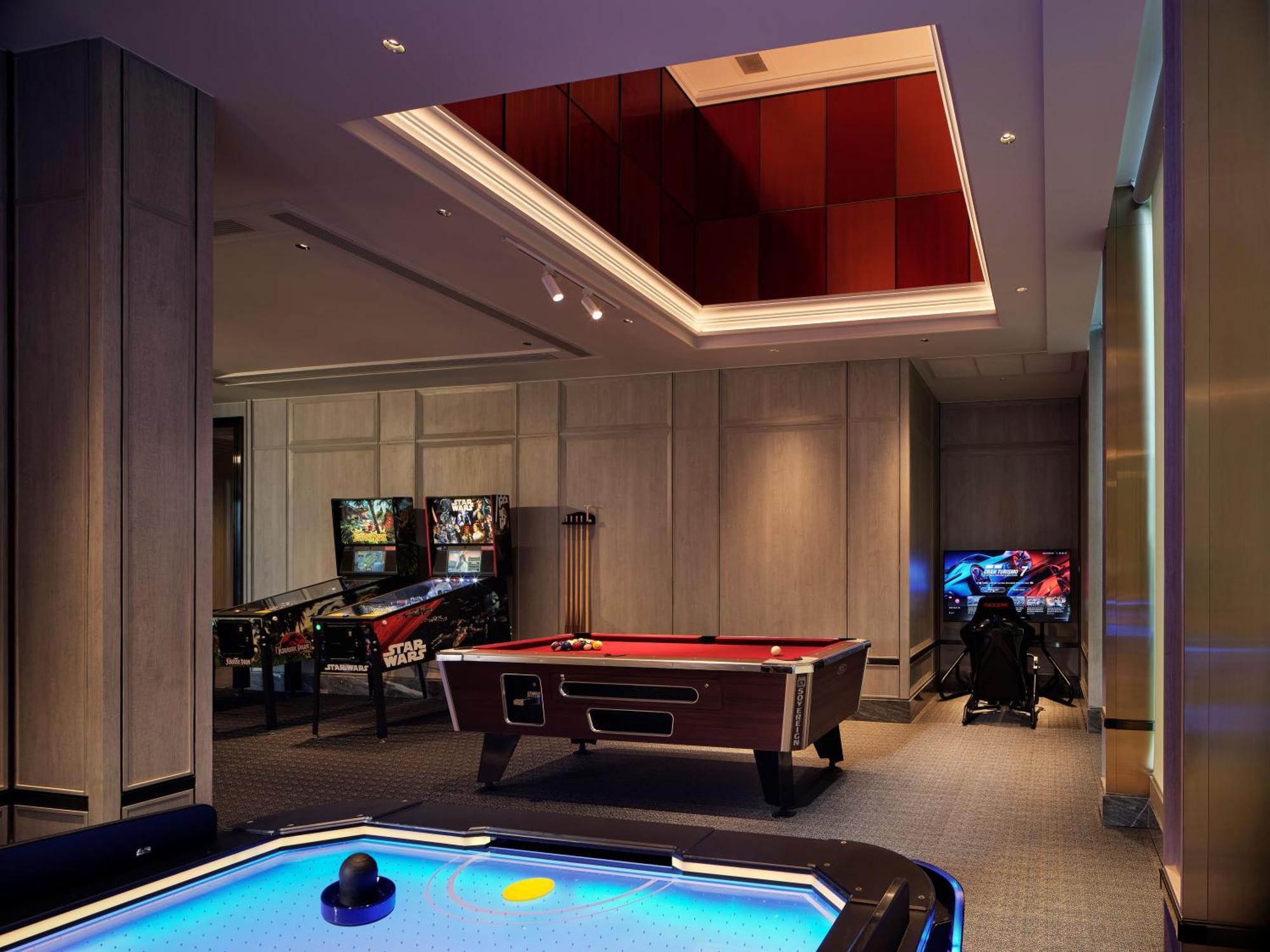 Hotel Grande Centre Point Surawong Bangkok Esterno foto The game room