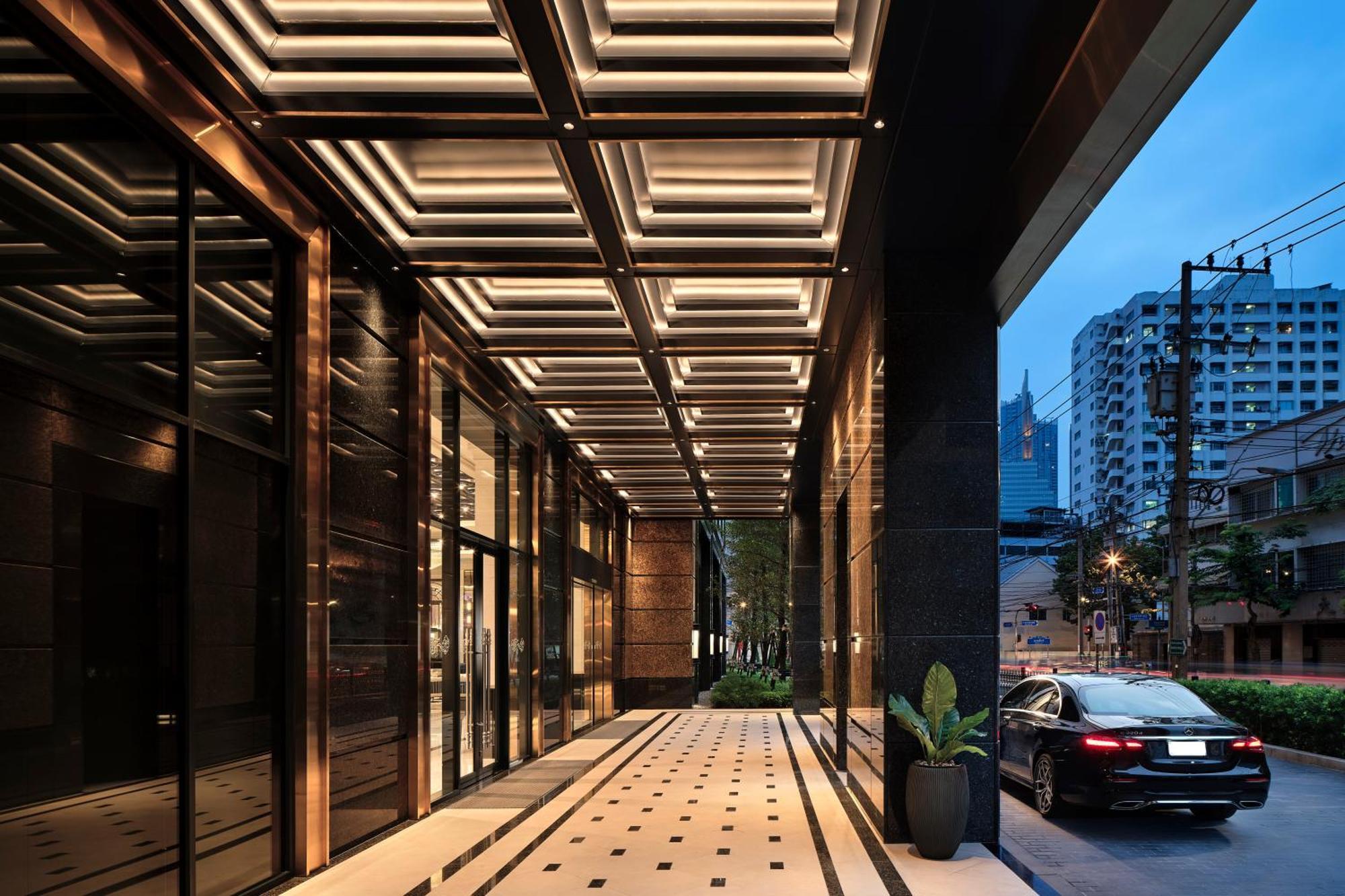 Hotel Grande Centre Point Surawong Bangkok Esterno foto The entrance of the hotel
