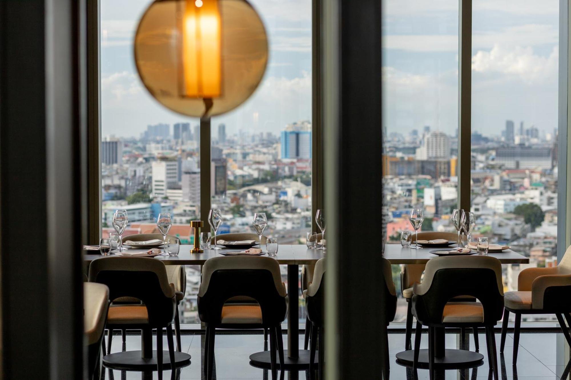 Hotel Grande Centre Point Surawong Bangkok Esterno foto View from the bar