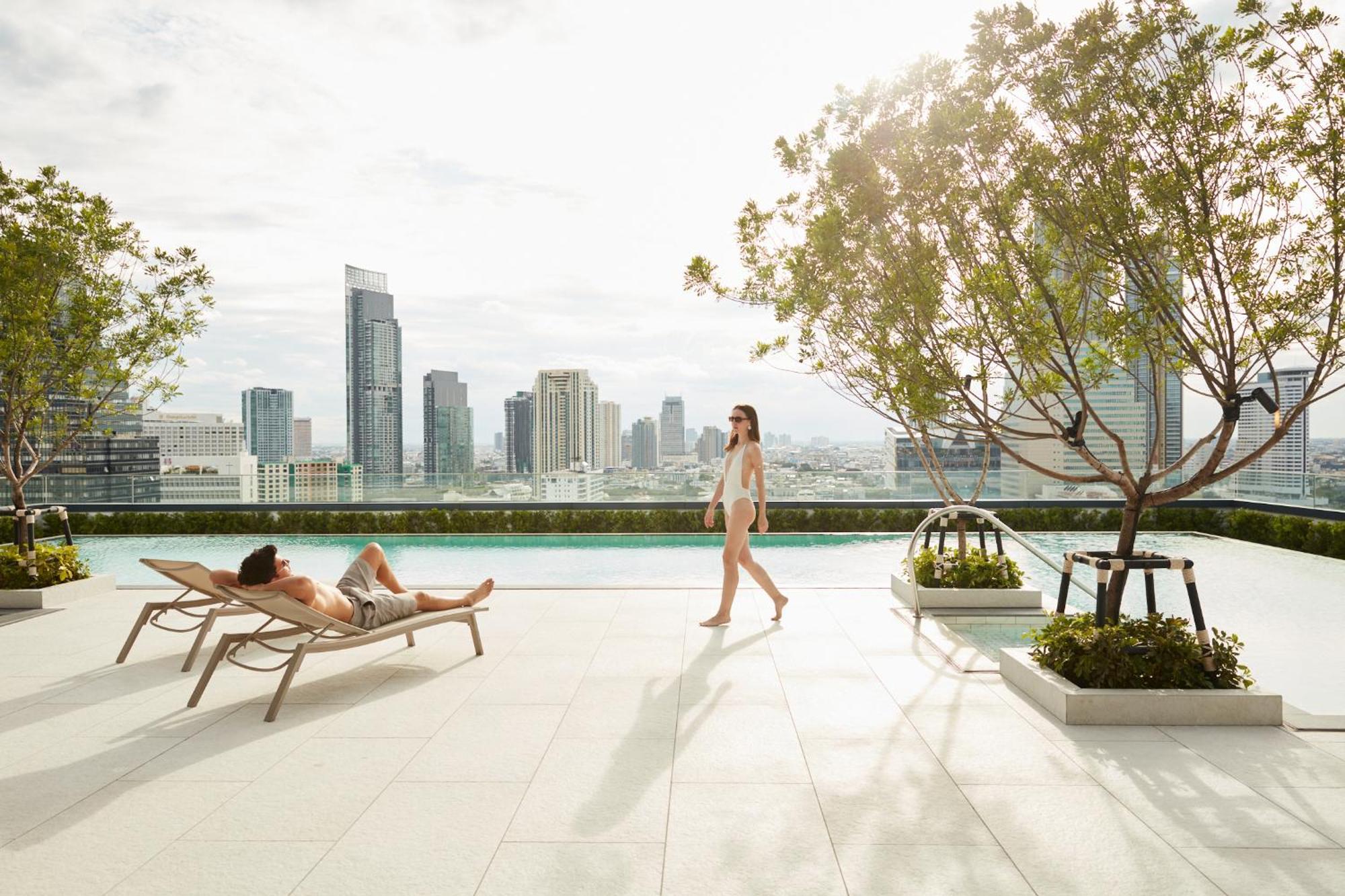 Hotel Grande Centre Point Surawong Bangkok Esterno foto The rooftop pool at The River