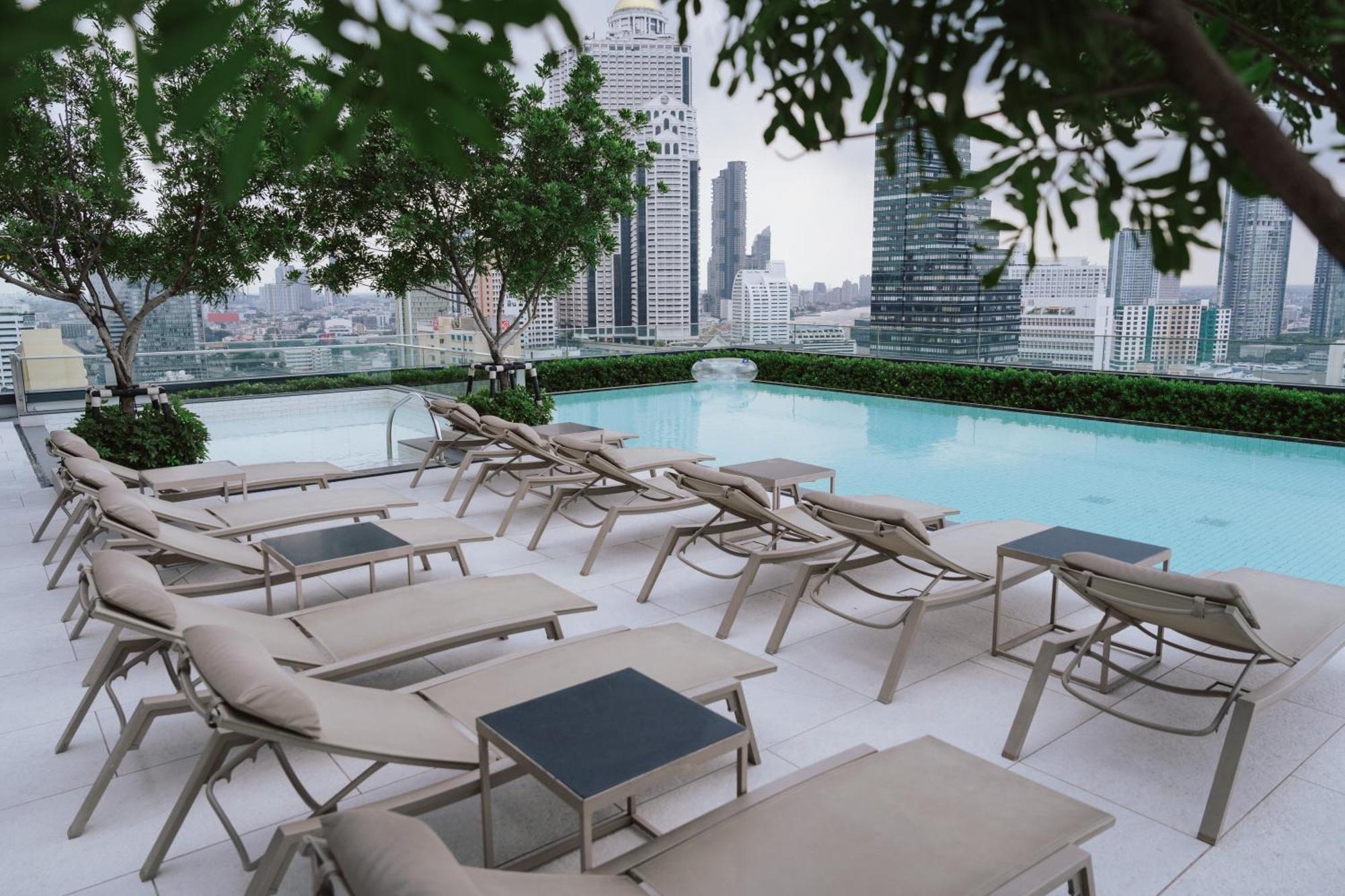 Hotel Grande Centre Point Surawong Bangkok Esterno foto The pool at the 39th floor