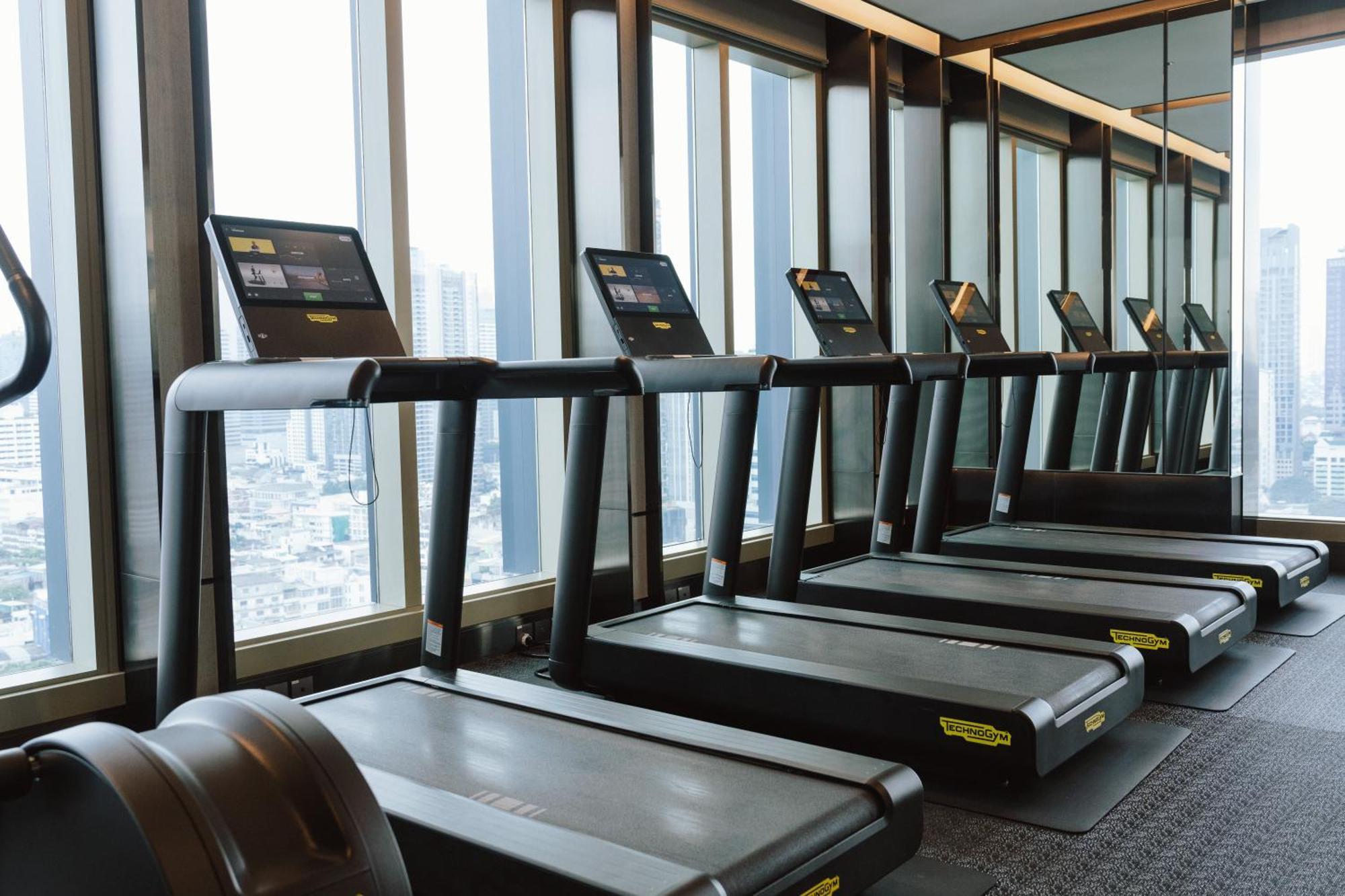 Hotel Grande Centre Point Surawong Bangkok Esterno foto A row of treadmills