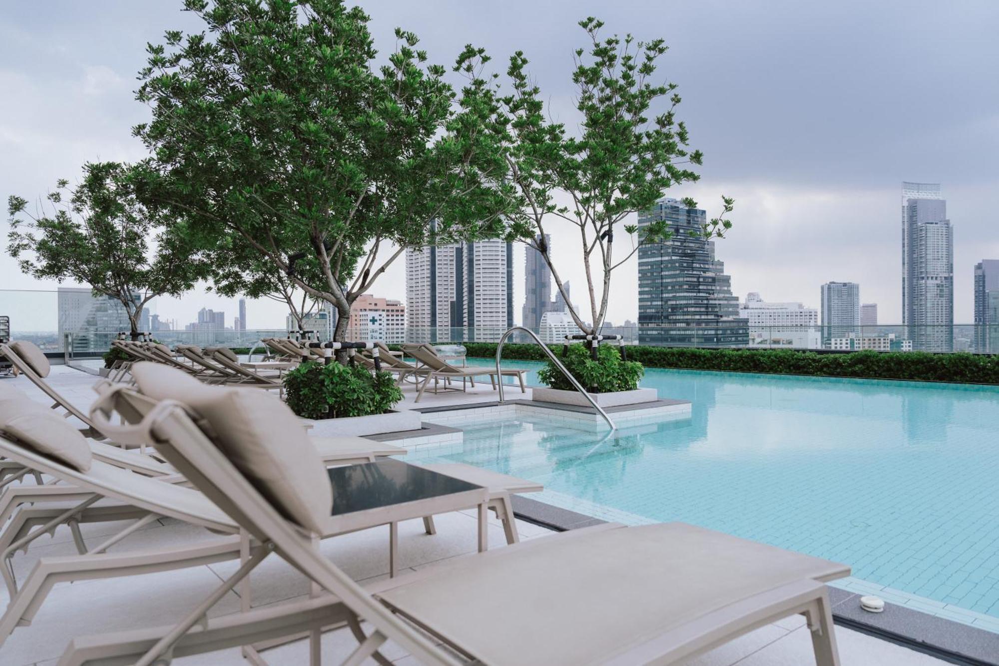 Hotel Grande Centre Point Surawong Bangkok Esterno foto The rooftop pool at the hotel